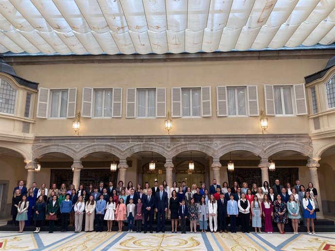 El Rey Felipe VI ha recibido este lunes en el Palacio Real de El Pardo a los 40 alumnos ganadores de las dos últimas ediciones del concurso escolar '¿Qué es un rey para ti?',
