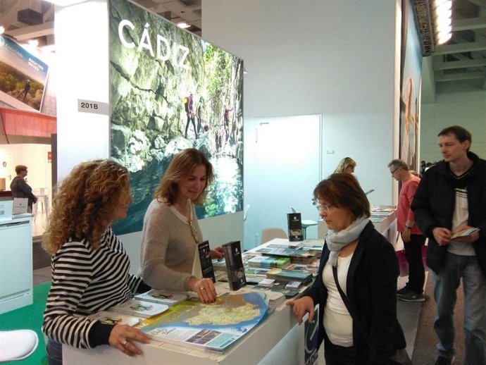 Expositor de la provincia en la feria de turismo.