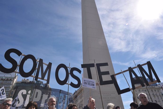 Archivo - September 5, 2018 - Buenos Aires, Buenos Aires, Argentina - Holding signs reading ''We are Telam'', press workers, trade unionists and opposition leaders march from the Obelisk to the Kirchner Cultural Center to protest against layoffs in Nation