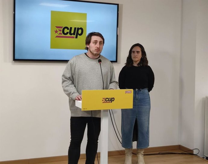 La diputada de la CUP en el Parlament Mar Ampurdans y el representante del Secretariado Nacional de la CUP Jordi Barbero en rueda de prensa