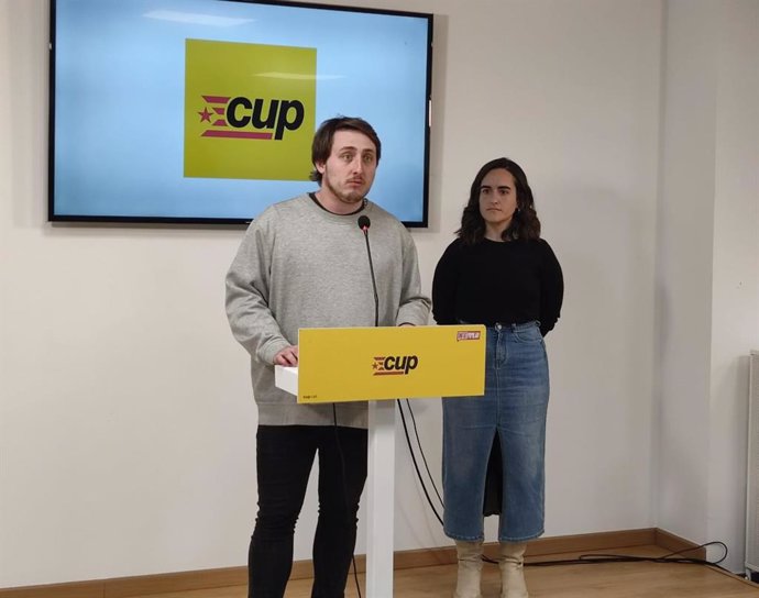 La diputada de la CUP al Parlament Mar Ampurdanès i el representant del Secretariat Nacional de la CUP Jordi Barbero