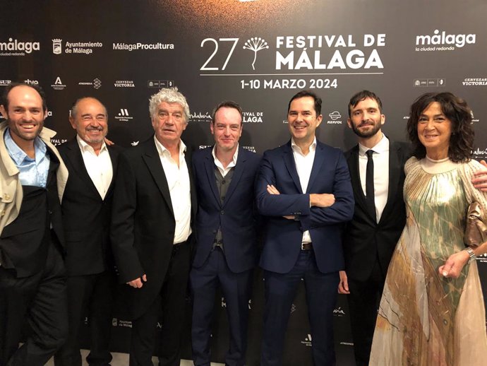 El director de la Axencia Galega das Industrias Culturais, Jacobo Sutil, con parte del elenco de 'Tratamos demasiado bien a las mujeres', en Málaga