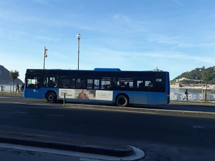 Archivo - Un autobús de Dbus circula por San Sebastián