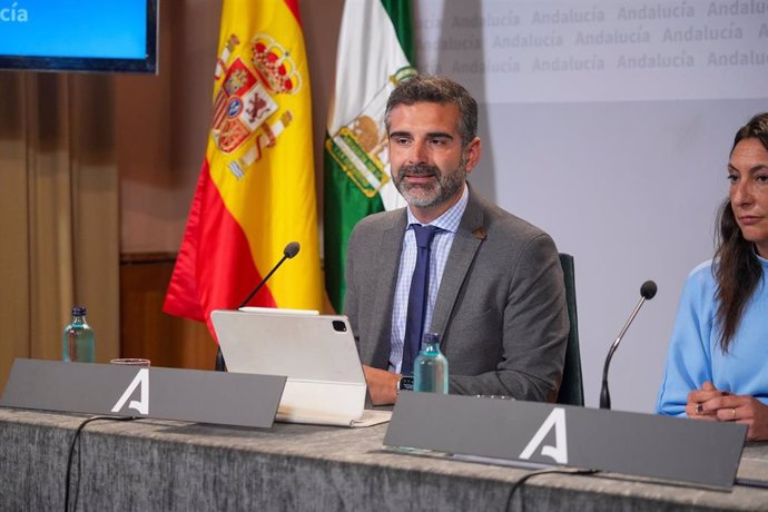 El consejero de Sostenibilidad, Medio Ambiente y Economía Azul y portavoz del Gobierno, Ramón Fernández-Pacheco, interviene durante la rueda de prensa posterior al Consejo de Gobierno