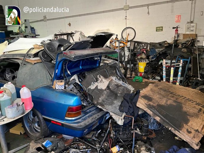 Taller ilegal hallado en Huelva por la Unidad de Policía de la Comunidad Autónoma de Andalucía.