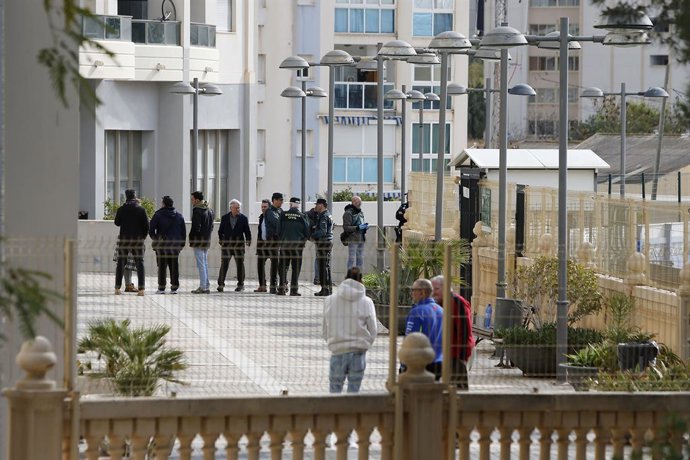 Guàrdia civil i professionals al costat de l'edifici on s'ha produït un incendi la passada matinada, a 4 de març del 2024, a La Vila Joiosa, Alacant, Comunitat Valenciana (Espanya).