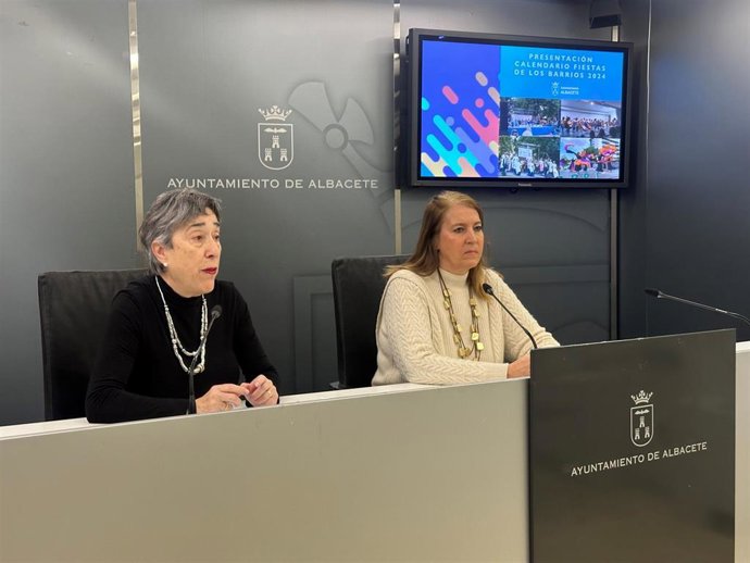 La Concejala De Barrios Y Participación Ciudadana, Llanos Navarro, Y La Vicepresidenta De La Federación En Rueda De Prensa.