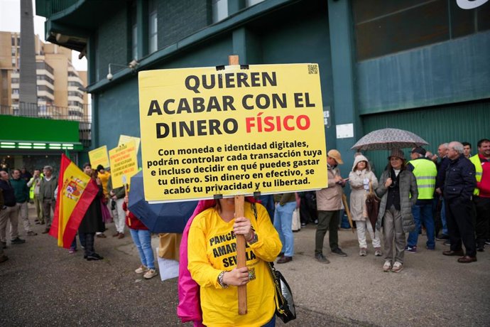 Marcha de agricultores de la plataforma 6F que ha salido desde el Benito Villamarín en Sevilla en dirección a la Plaza de España.