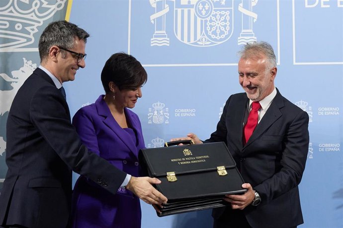 Archivo - El ministro de Política Territorial, Ángel Víctor Torres, y la exministra, Isabel Rodríguez, durante el traspaso de carteras ministeriales, a 21 de noviembre de 2023, en Madrid (España). 
