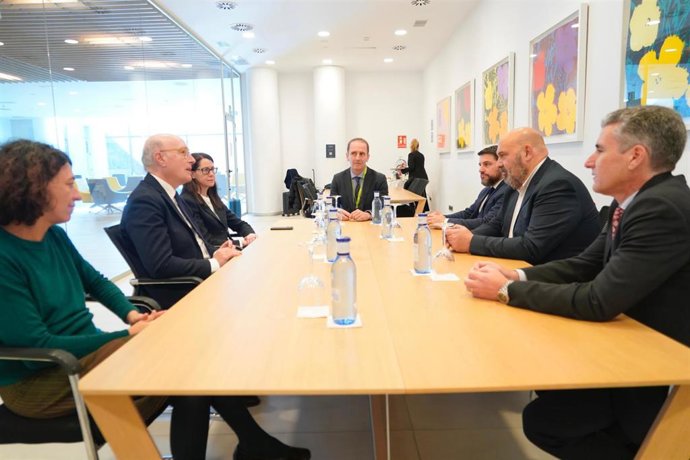 El alcalde de Palma, Jaime Martínez, y directivos de AENA