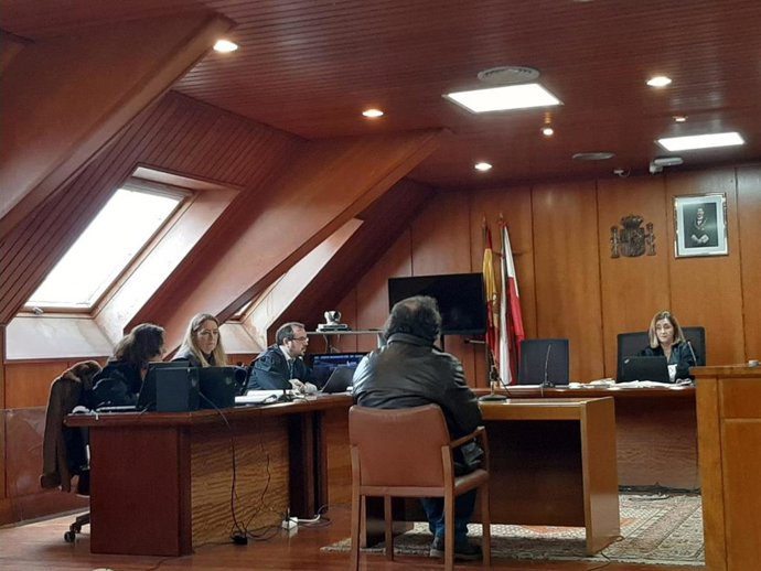 Un hombre acusado de homicidio por omisión, por abandono y desatención de su madre hasta que falleció, en el juicio con jurado contra él en la Audiencia de Cantabria