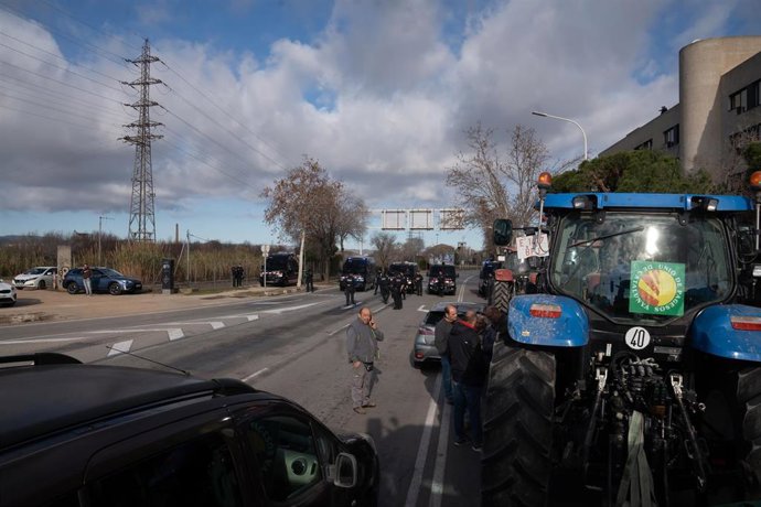 Agricultores y tractores cortan uno de los accesos a Mercabarna, a 13 de febrero de 2024, en Barcelona, Catalunya (España). Las acciones de hoy de los agricultores y ganaderos se han convocado por Unió de Pagesos y Revolta Pagesa en Mercabarna, el Port de