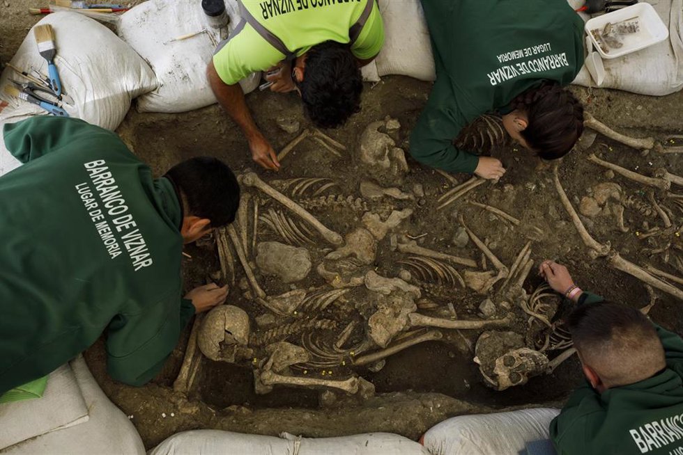 Archivo - Trabajadores durante la excavación de una fosa común en el barranco de Víznar. Archivo.