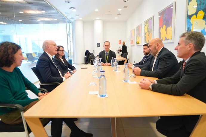 El alcalde de Palma, Jaime Martínez, y directivos de AENA