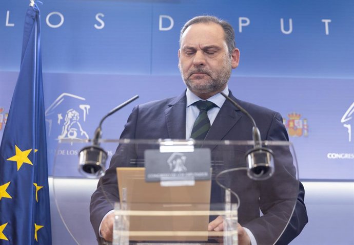 El exministro de Transportes y diputado del PSOE, José Luis Ábalos, durante una rueda de prensa, en el Congreso de los Diputados, a 27 de febrero de 2024, en Madrid (España). Tras la implicación de al menos 20 personas por el supuesto cobro de comisione