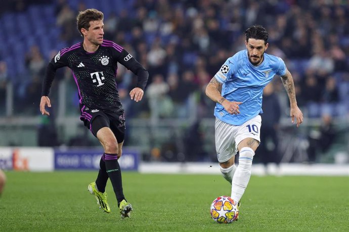 Thomas Muller, jugador del Bayern, junto a Luis Alberto, jugador de la Lazio.