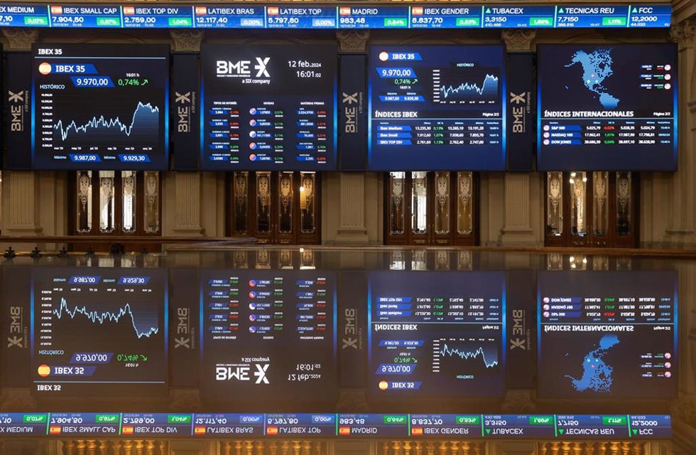 Varios paneles del Ibex 35, en el Palacio de la Bolsa, a 12 de febrero de 2024, en Madrid (España). 