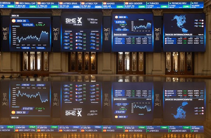 Varios paneles del Ibex 35, en el Palacio de la Bolsa, a 12 de febrero de 2024, en Madrid (España). 