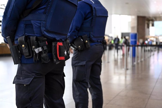 Archivo - Policías en el aeropuerto de Zaventem, en Bruselas