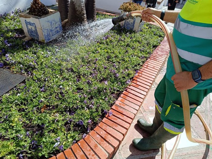 Benalmádena recuerda que las tareas de riego y baldeo de la ciudad se realizan con agua de piscina