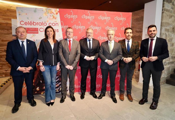 El presidente de las Cortes (C), junto al consejero de Agricultura (I), el presidente de la DO, la alcaldesa de Fuensaldaña y diputados provinciales.