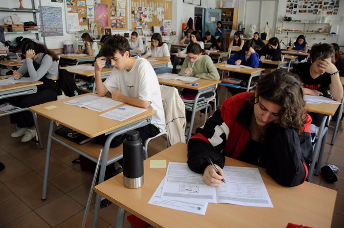 Archivo - Alumnes d'una classe a Barcelona