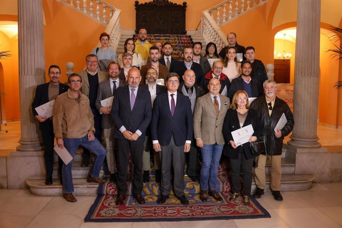 Pimentel, en el centro, con los premiados con el galardón 'Arte Sacro Hecho en Sevilla', en foto de familia en la Casa Consistorial.