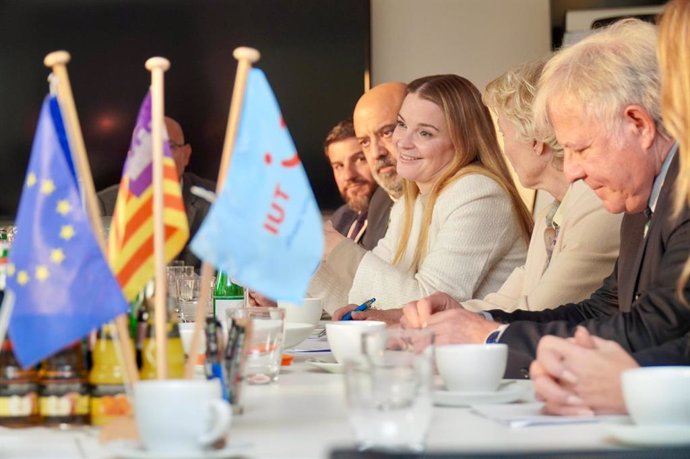 La presidenta del Govern, Marga Prohens, en una reunión con TUI