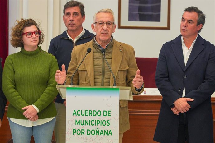 Archivo - El alcalde de Bonares (Huelva), Juan Antonio García durante la firma del  'Acuerdo de municipios por Doñana' por doce de las localidades del área de influencia del parque.