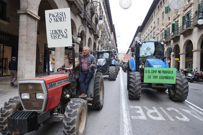 Tractores durante una manifestación por el centro de Palma.