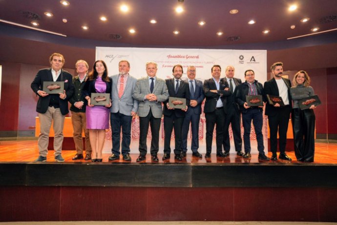 Foto de familia de premiados y autoridades.