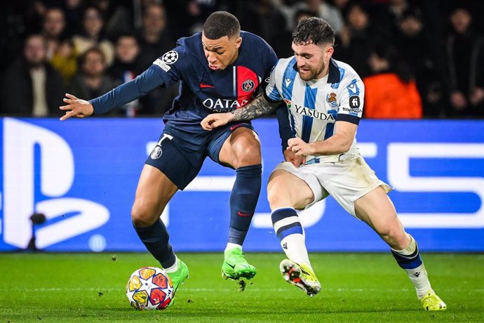 Kylian Mbappé y Javi Galán pugnan por un balón en el PSG-Real Sociedad de la ida de octavos de la Liga de Campeones 2023-2024