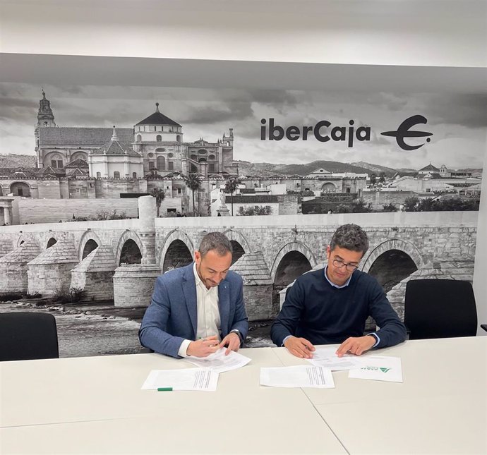 Firma del acuerdo de colaboración entre Ibercaja y Asaja Córdoba.