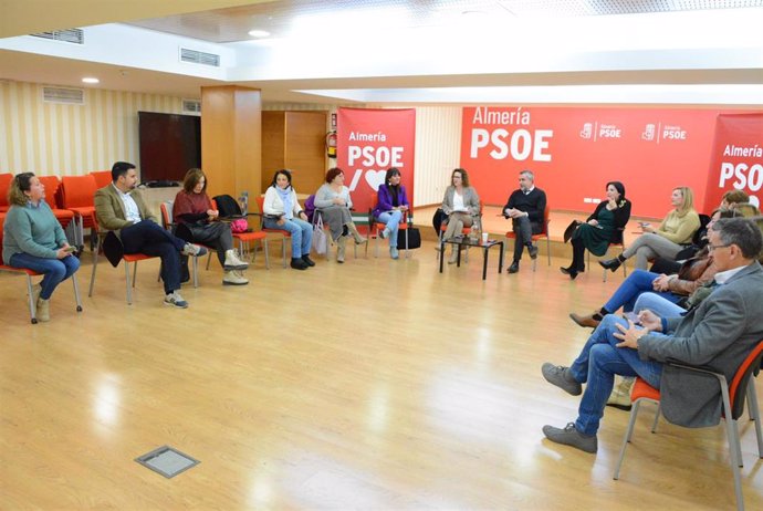 Encuentro con colectivos de mujeres y dirigentes socialistas de Almería.