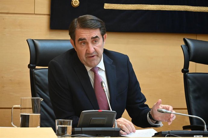 El consejero de Medio Ambiente, Vivienda y Ordenación del Territorio, Juan Carlos Suárez-Quiñones,  en su comparecencia en la Comisión de Economía y Hacienda.