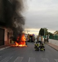 Los bomberos apagan el incendio de un vehículo en Molina de Segura