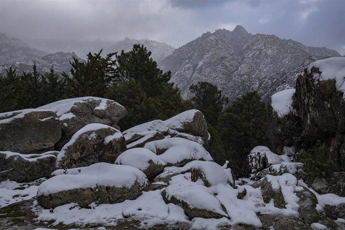 Archivo - Paisaje nevado en el área de La Pedriza, en el municipio de Manzanares El Real, Madrid (España).