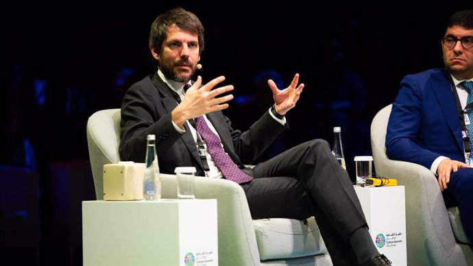 El ministro de Cultura, Ernest Urtasun, durante el diálogo ministerial 'Cultura para el desarrollo socioeconómico' en la Cumbre de la Cultura 2024 de Abu Dhabi.