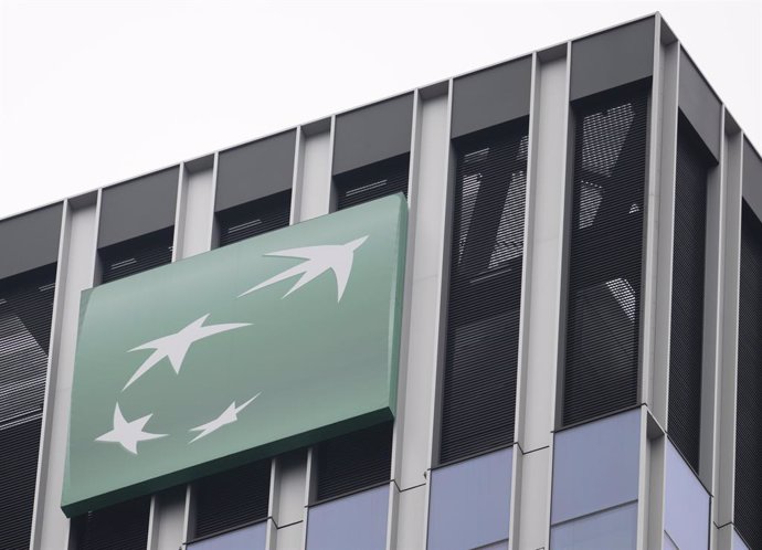 Archivo - FILED - 25 January 2023, Hesse, Frankfurt: The BNP Paribas logo on a building in Frankfurt. Photo: Boris Roessler/dpa