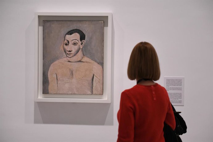 Archivo - Una mujer observa una de las obras de la muestra 'Picasso 1906. La gran transformación', en el Museo Reina Sofía, a 13 de noviembre de 2023, en Madrid (España).El Museo Reina Sofía presenta una muestra que busca investigar, desde la perspectiva 