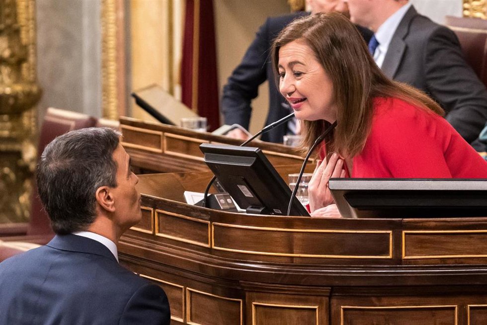 Archivo - El presidente del Gobierno, Pedro Sánchez y la presidenta del Congreso Francina Armengol, conversan en el Congreso de los Diputados.