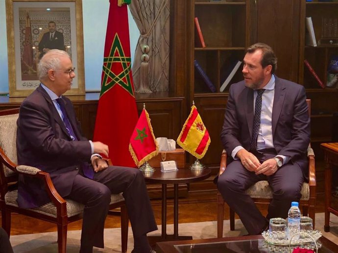 El ministro español de Transportes y Movilidad Sostenible, Óscar Puente, con el ministro de Infraestructura y Agua de Marruecos, Nizar Baraka.