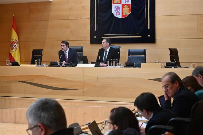 El consejero de Medio Ambiente, Vivienda y Ordenación del Territorio, Juan Carlos Suárez-Quiñones, en su comparecencia en la Comisión de Economía y Hacienda.