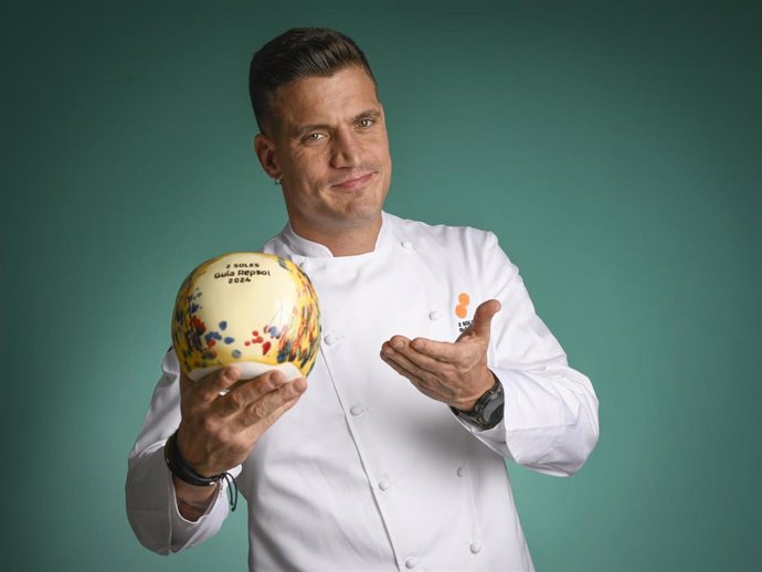 El chef Miguel Cobo, cuyo restaurante 'Cobo Evolución' ha sido uno de los establecimientos castellanoyleoneses que ha recibido los Dos Soles de la Guía Repsol este lunes, además de 'El Capricho', de Jiménez de Jamuz (León).