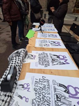 Mesa de la rueda de prensa de la Asamblea 8M convocada este lunes en la Plaa Vuit de Mar (Barcelona)