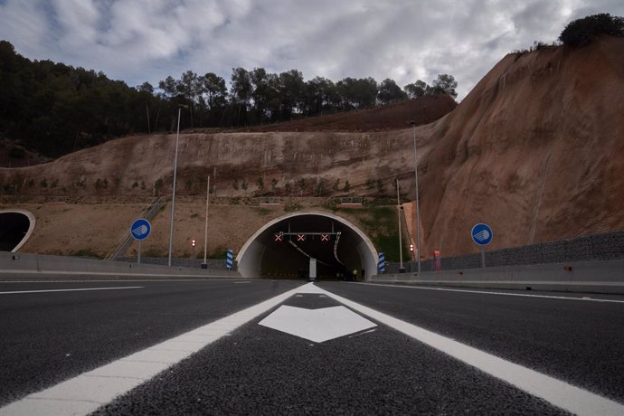 L'entrada a un túnel en el tram de la B-40 d'Olesa a Viladecavalls