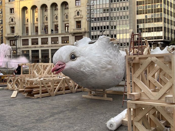 Primeras piezas de la falla municipal de Valncia 'Dos palomas, una rama'