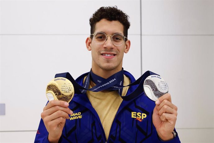 Hugo Gonzalez arrives in Madrid with gold and silver medals