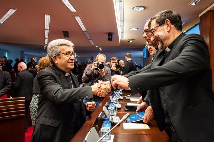 El arzobispo de Valladolid, Luis Argüello, y el cardenal arzobispo de Madrid, José Cobo, prelados más votados en el sondeo previo a la elección del presidente de la CEE