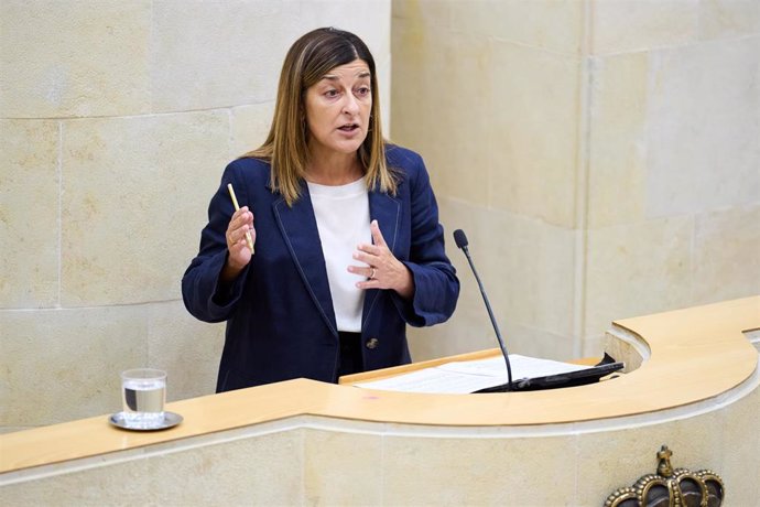 Archivo - La presidenta de Cantabria, María José Sáenz de Buruaga, en el Pleno